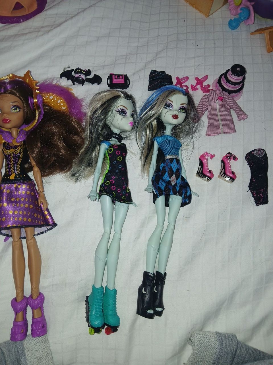 Monster high nukkeja ja varusteita