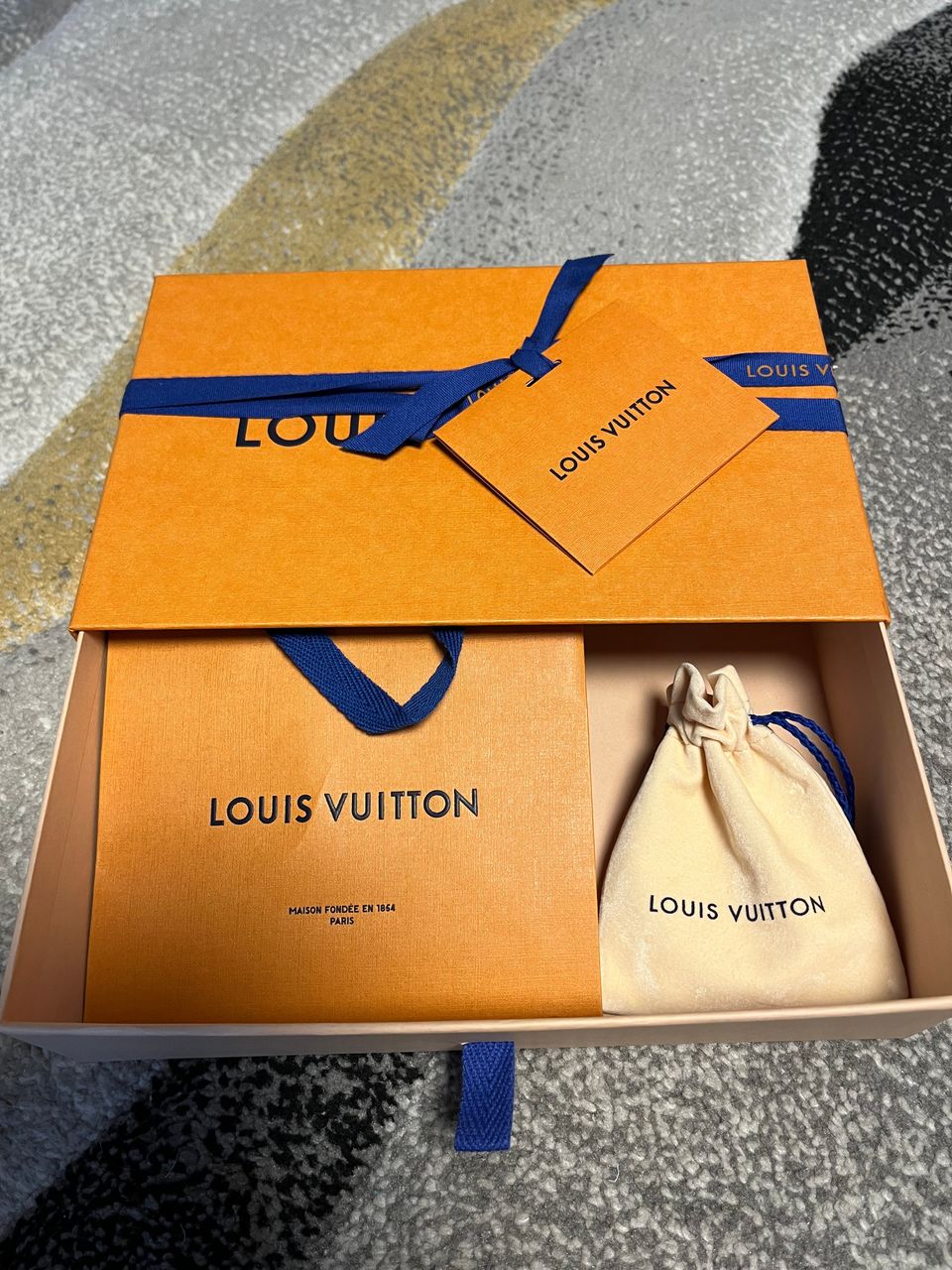 Louis Vuitton laatikko ja pussukka