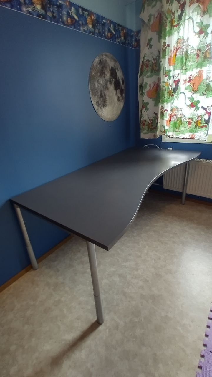 Large desk