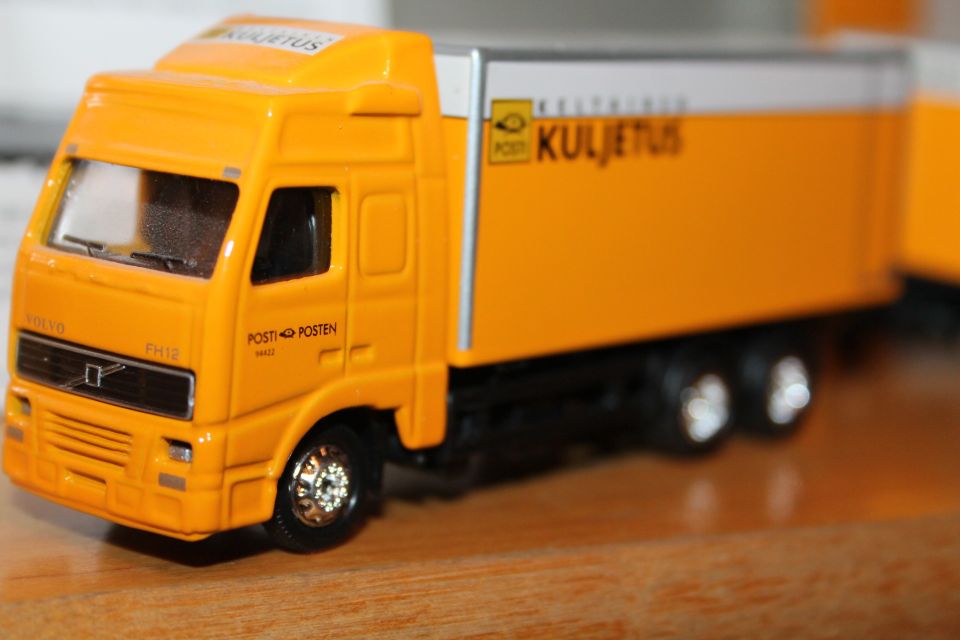 Posti Keltainen Kuljetus Volvo FH12 rekka-auto Suomi 1993 auto 22cm paketissa