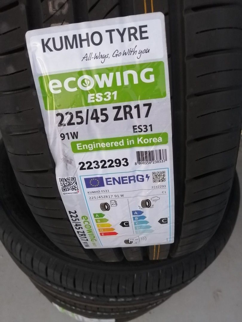 2kpl 225/45R17 Kumho kesärenkaita,alle asennettuna