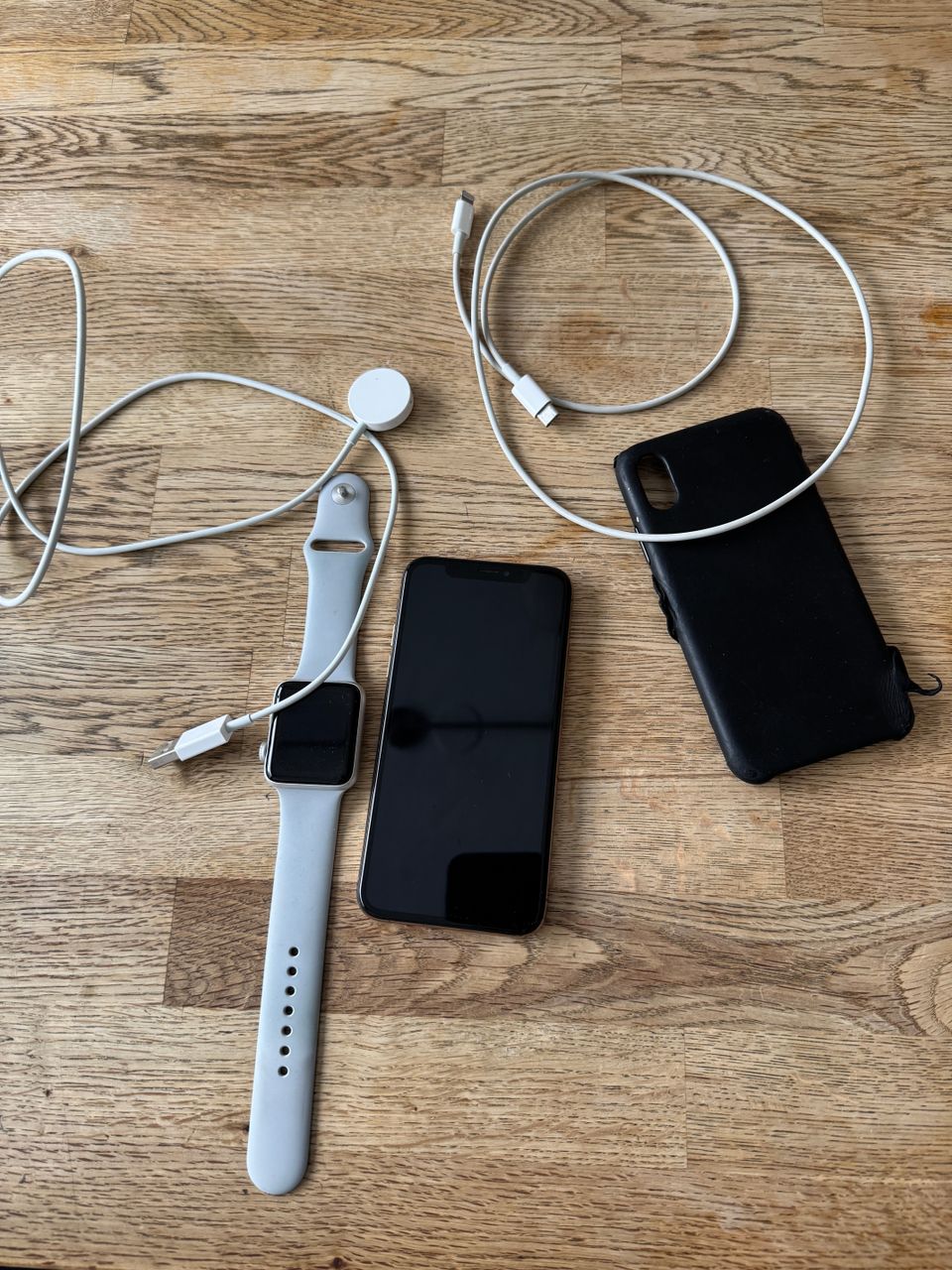 Iphone Xs 64Gb + Apple Watch 3 42mm (Erinomainen)