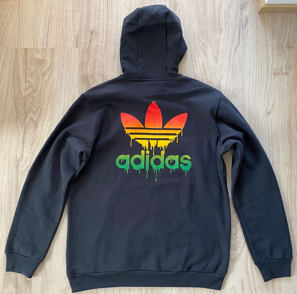 Adidas huppari koko L, Graffiti. Uusi