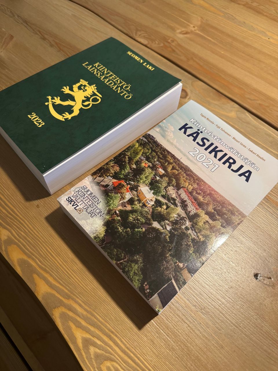 Kiinteistövälittäjän käsikirja & kiinteistölainsäädäntö