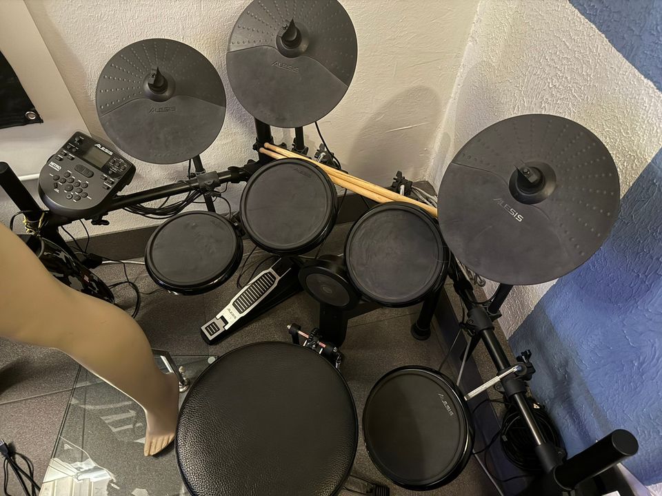 Alesis nitro sähkörummut.