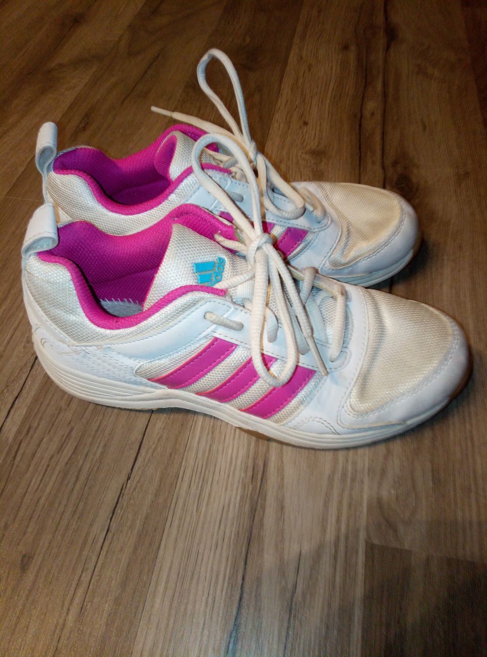 Adidas sisäpelikengät