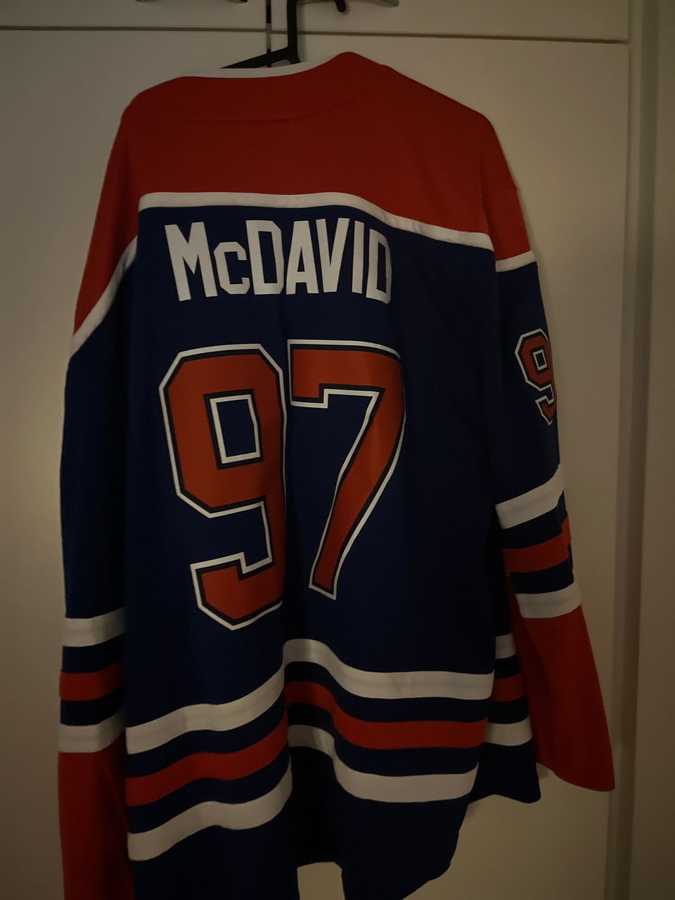 Connor Mcdavid fanipaita myyntiin