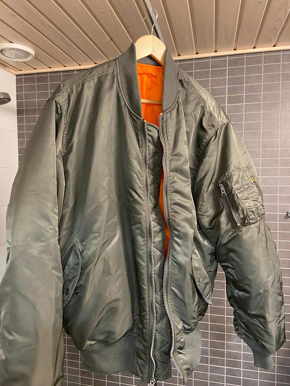 Myydään alpha industries bomber takki