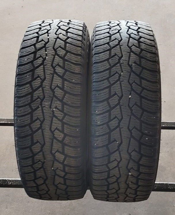 Käytetyt 225/70R15C Nokian kitkarenkaat 2 kpl