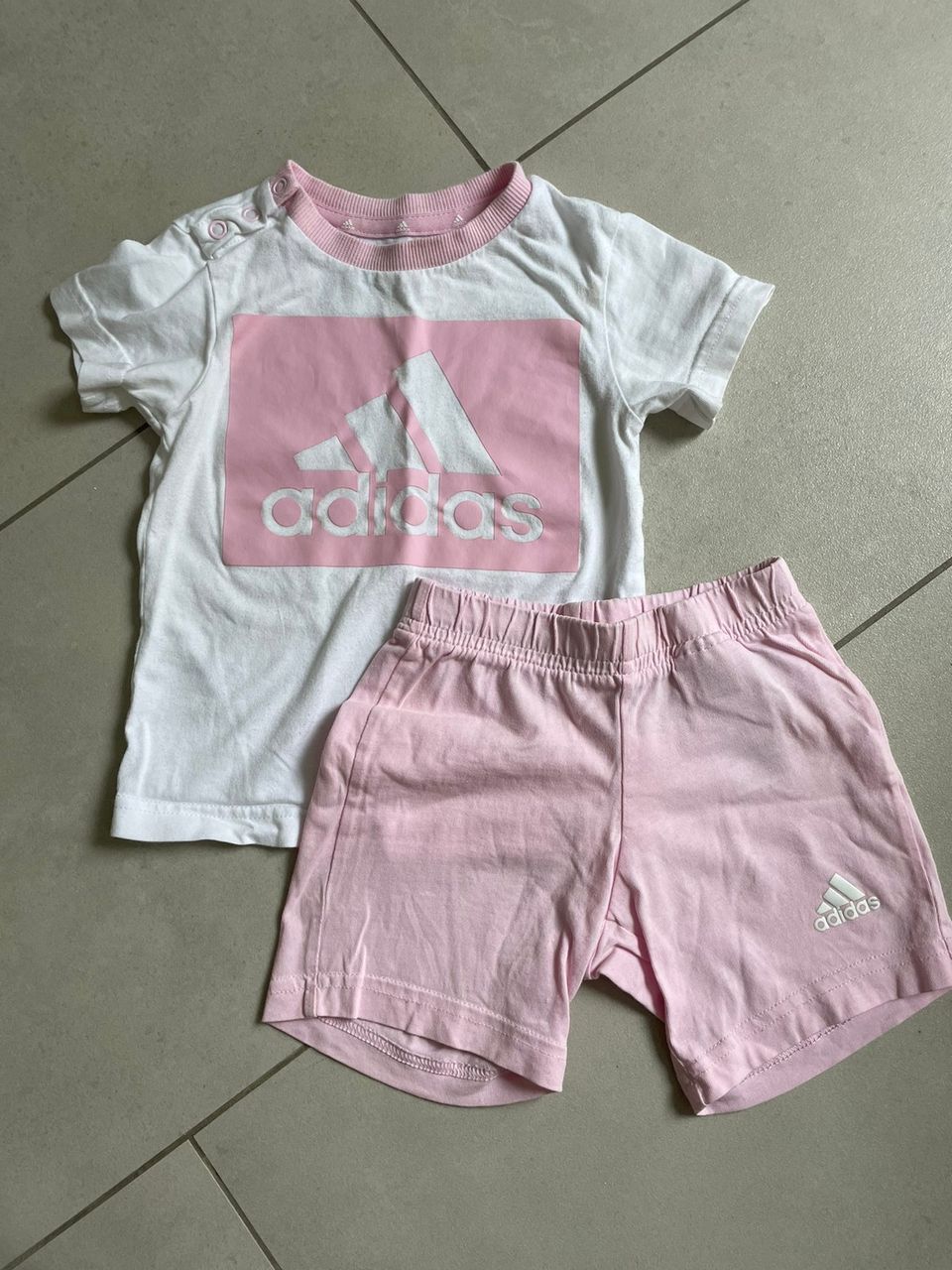 Adidas shortsit ja T-paita, koko 86