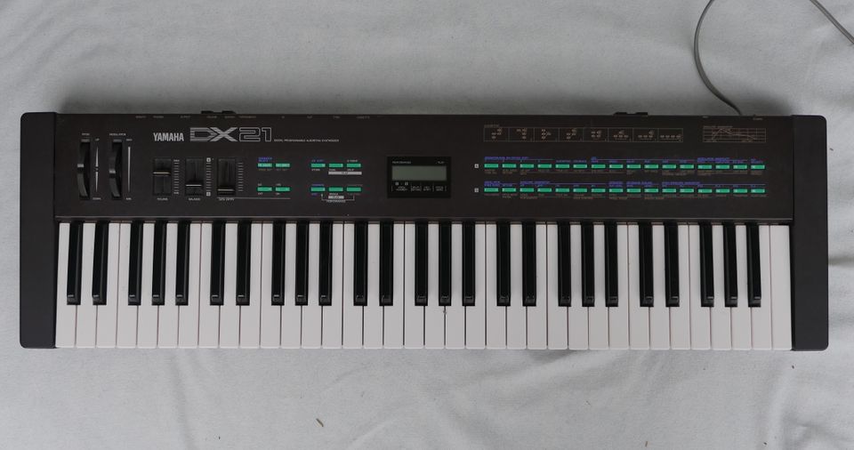 Yamaha DX21 -syntetisaattori vuodelta 1985