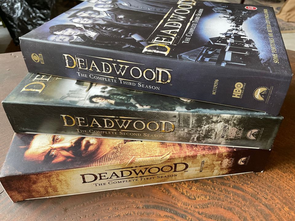 Deadwood - koko huippusarja DVD-boxeissa