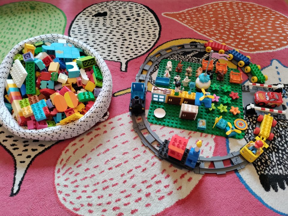 Lego Duplo palikoita. N. 400 kpl. Mukana junarata ja Stockmann Casa kangaskori