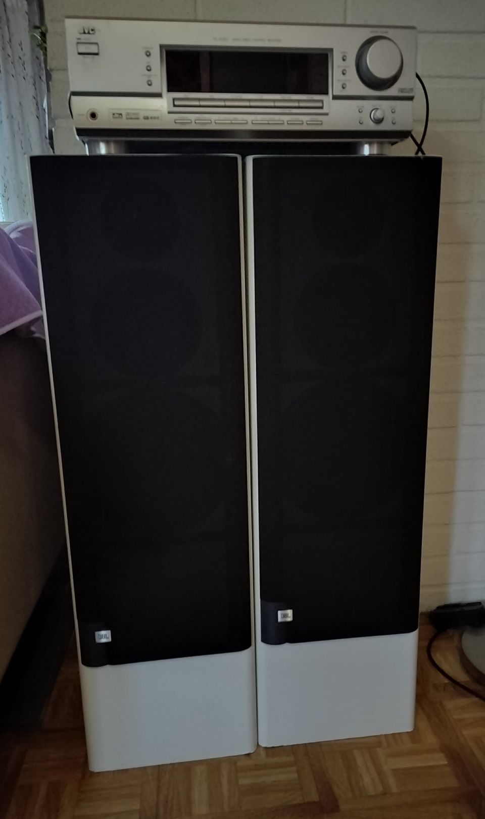 JBL LX 800 kaiuttimet jaJVC RX-5032V viritinvahvistin.