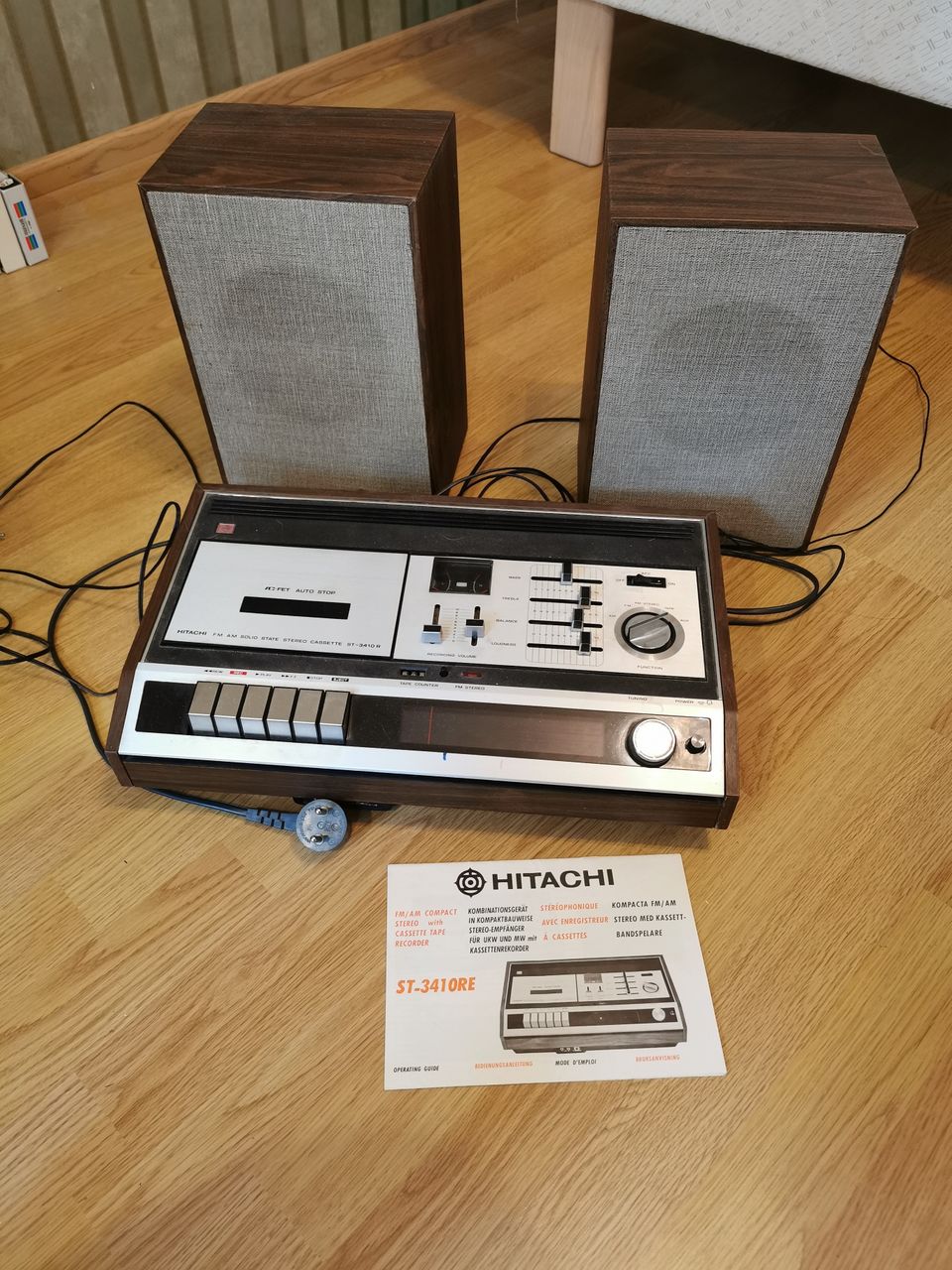 HITACHI KASETTI-RADIO -STEREOT KAIUTTTIMINEEN