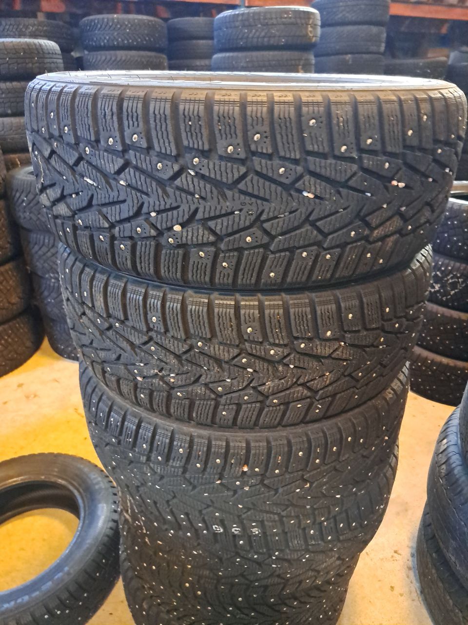 Nokian 215/60R16 nastasarja