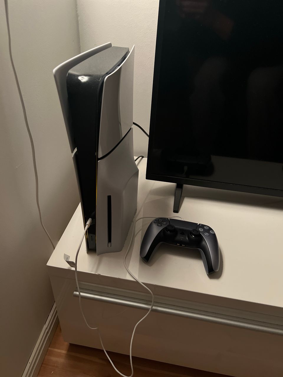 PS5 Slim levyasemalla