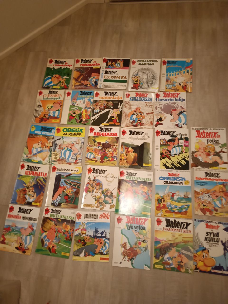 Asterix sarjakuvia 28 kpl vuosilta 1970-1984, 1998. Osa 1. painoksia