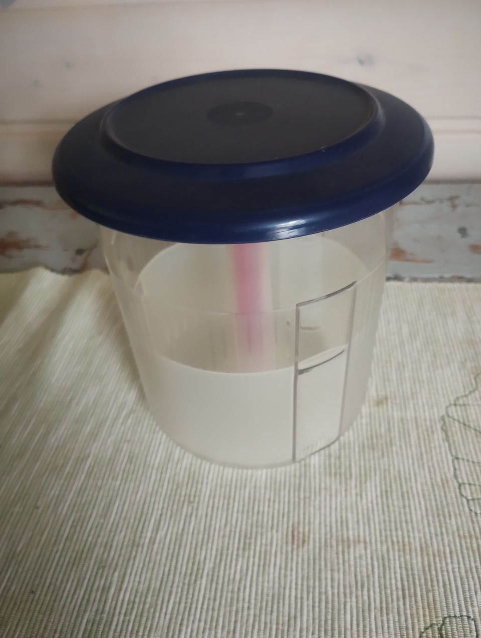 Tupperware suolakurkkusäilytys