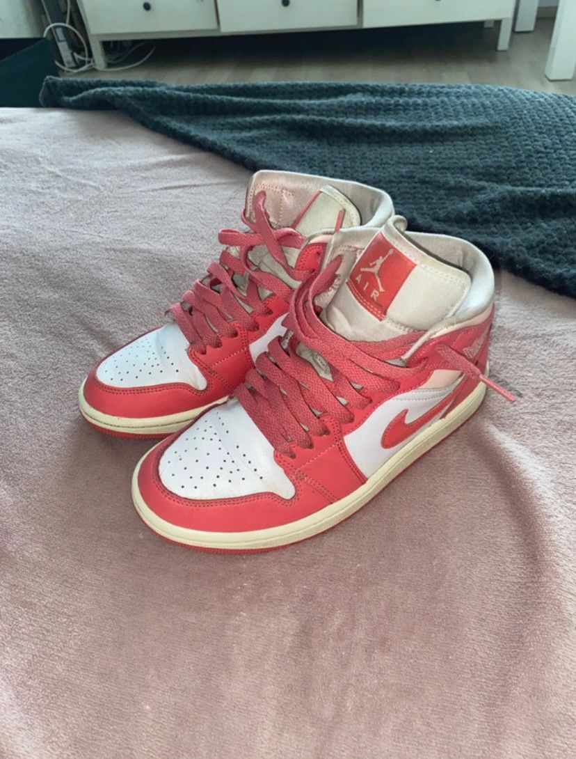 Myydään nike air jordan 1 kengät koko 36,5