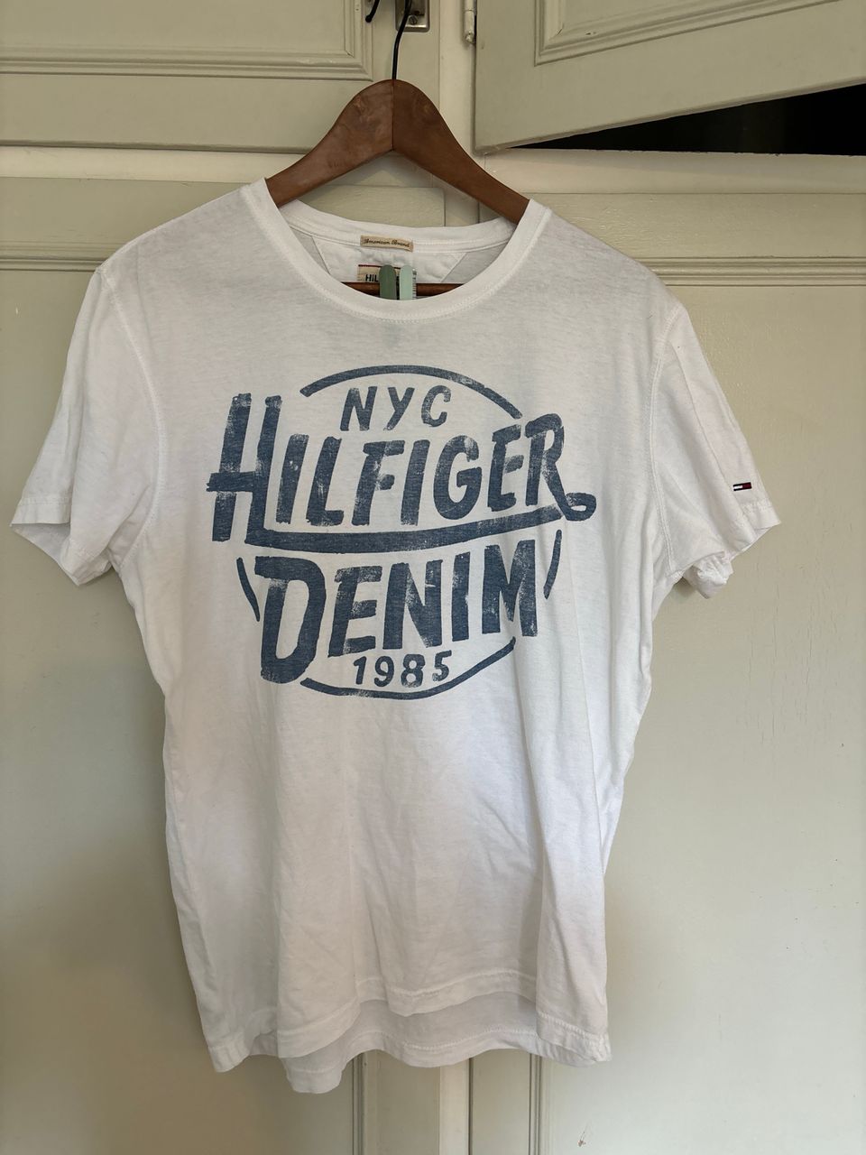 Hyväkuntoinen Tommy Hilfiger T-paita / Koko L