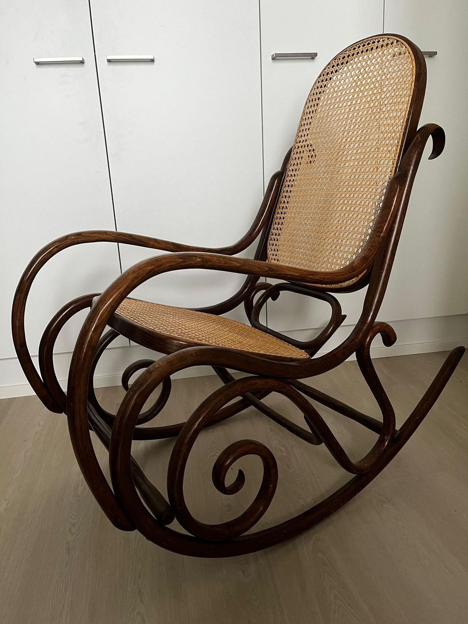 Thonet  wieniläis keinutuoli 60-luku