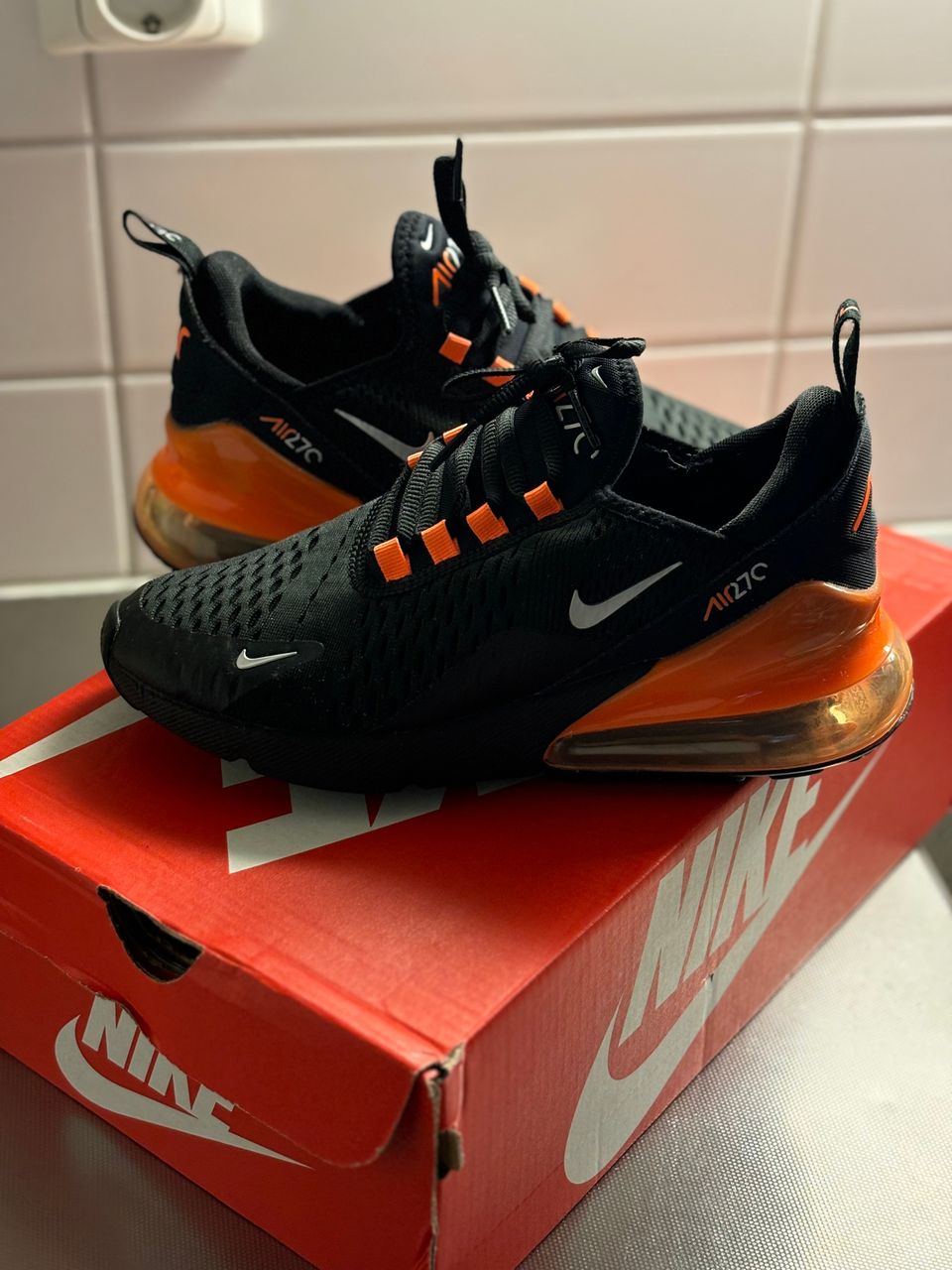 Nike air 270 musta oranssi