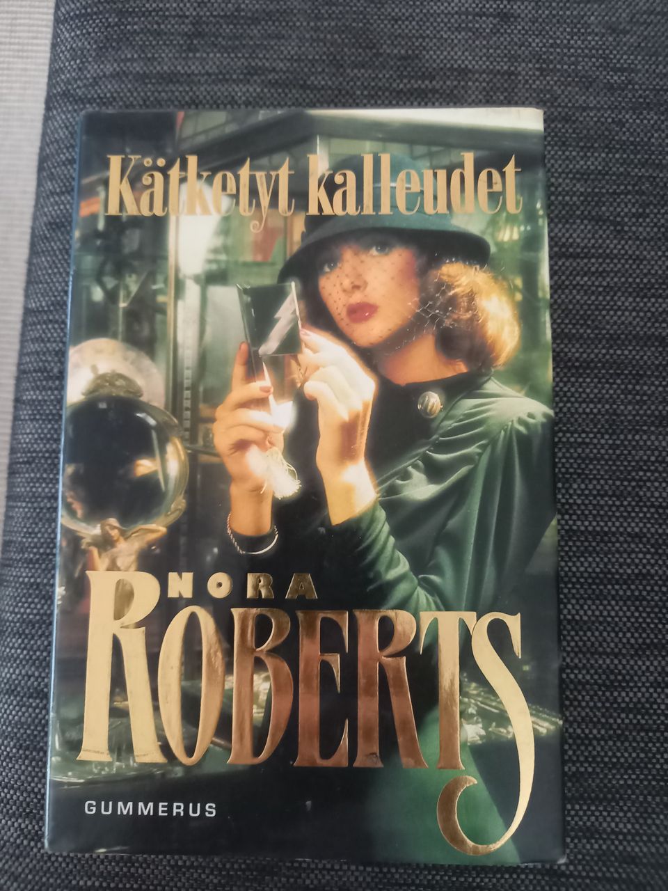 Nora Roberts  ( Kätketyt kalleudet  )