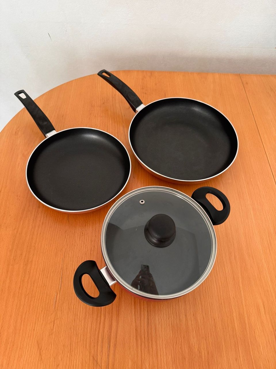 Frying pans and pot