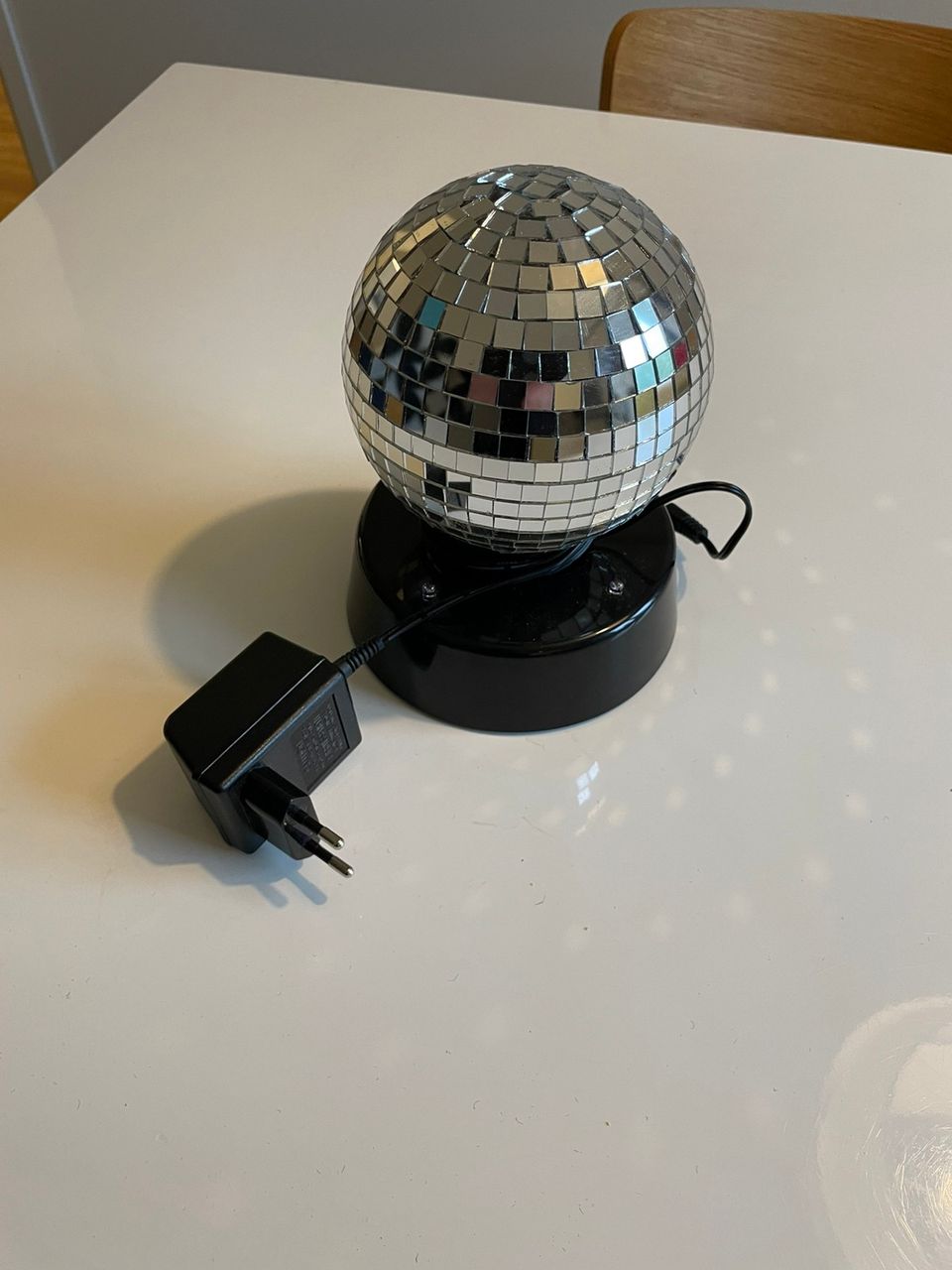 Pyörivä Discopallo värivaloilla