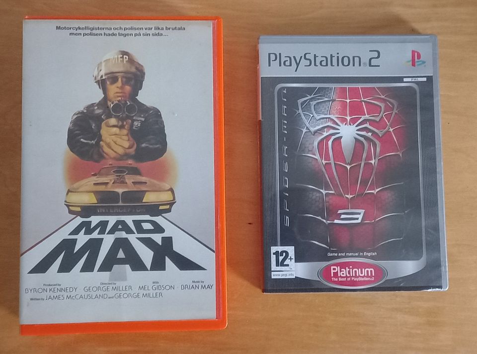 Ps2 peli, vhs ja c kasetti