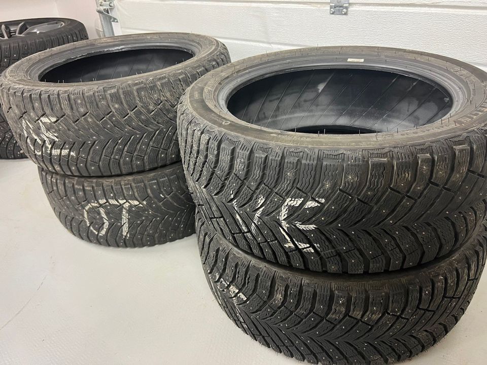 Talvirenkaat: Michelin X-Ice North 4 nastarenkaat 245/45 R18 100T