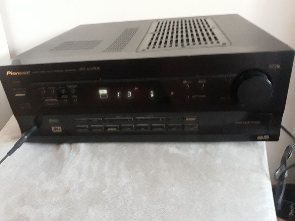 Pioneer VSX-609RDS vahvistin.