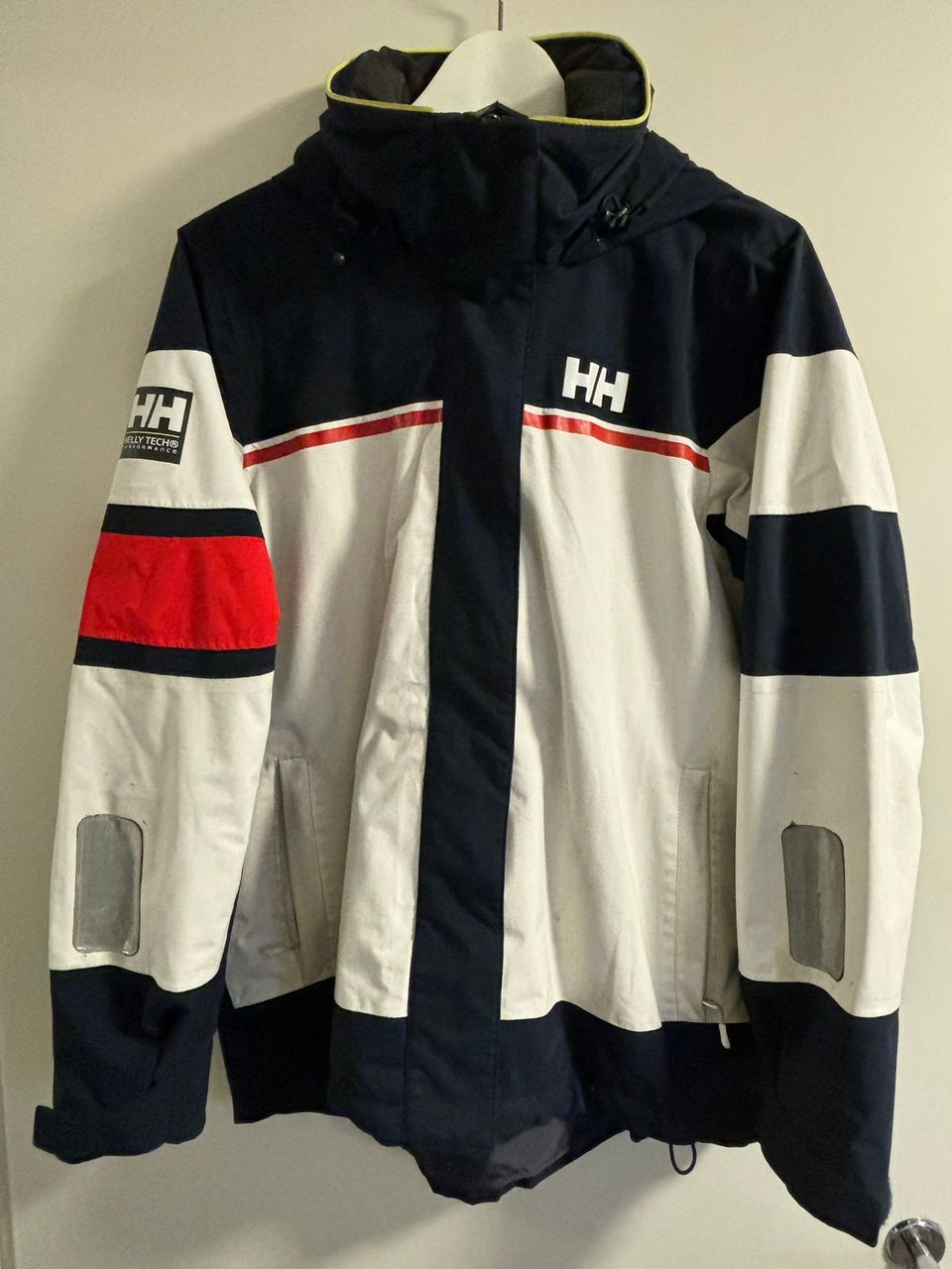 Myydään HH Helly Hansen koko L kuoritakki, naiset