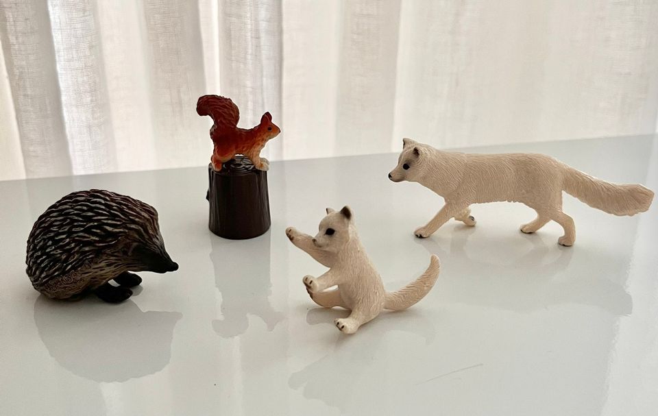 Schleich eläimiä 4 erilaista tai puunkanto