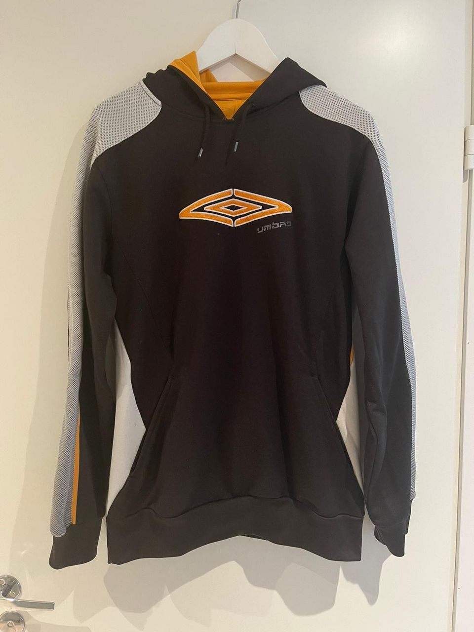 Umbro Mustaoranssivalkoinen huppari (koko L)