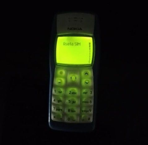 Nokia 1100 matkapuhelin ja Nokia handsfree nappikuulokkeet