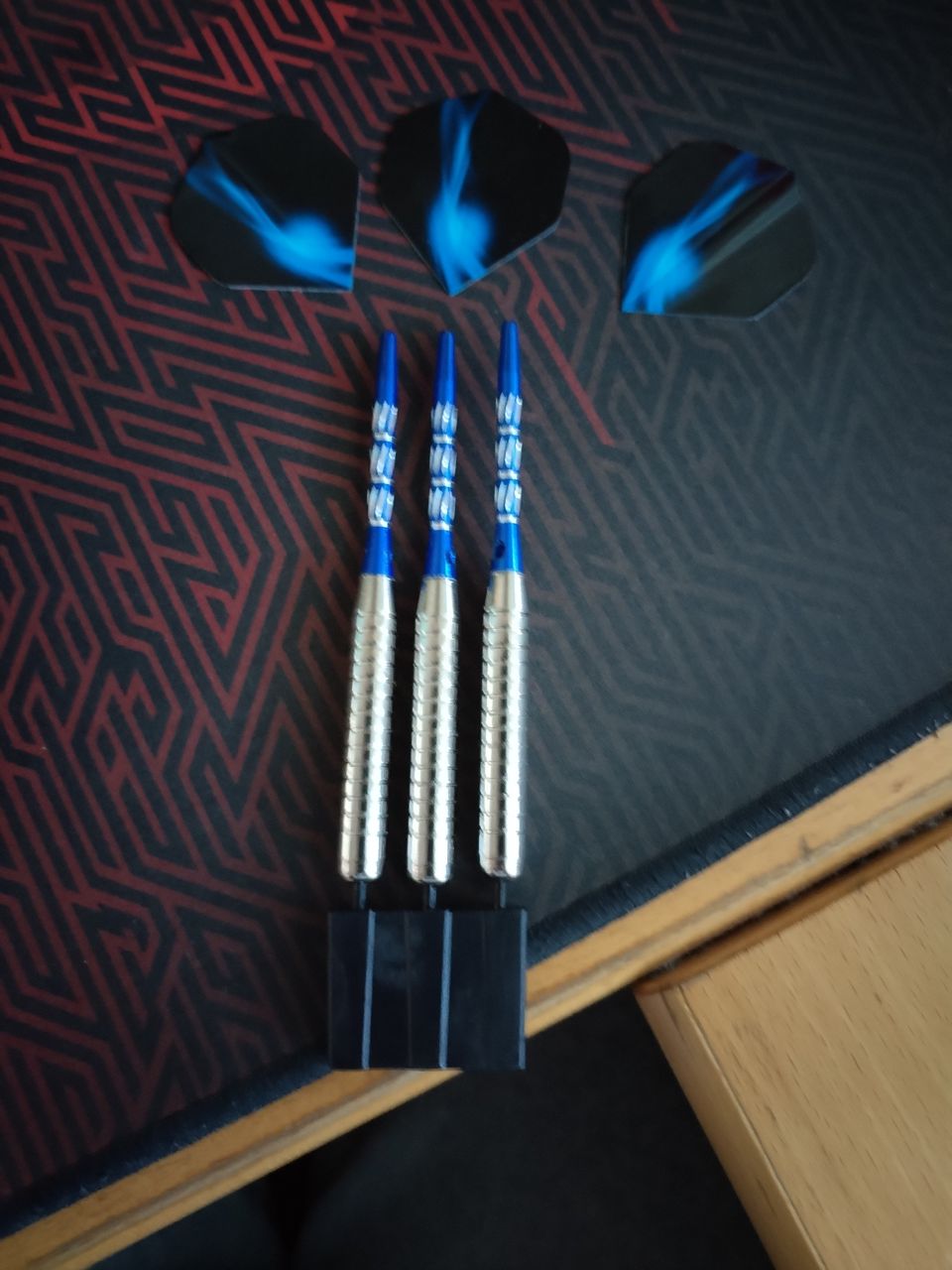 Myydään Darts tikat 22gram 16cm