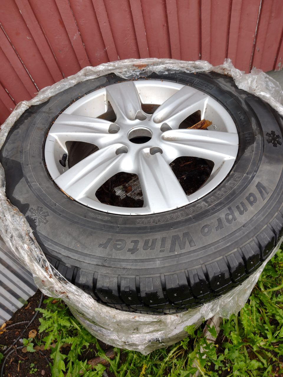 Nastarenkaat 215/75 R16 alumiinivanteilla, pulttijako 5 x 130