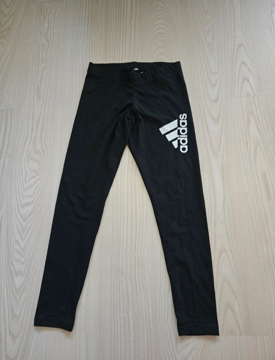 Adidaksen legginssit