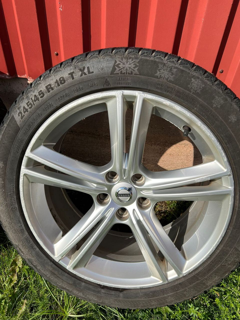 Volvo V90 vanteet kitkarenkailla 245/45 R18, VARATTU!