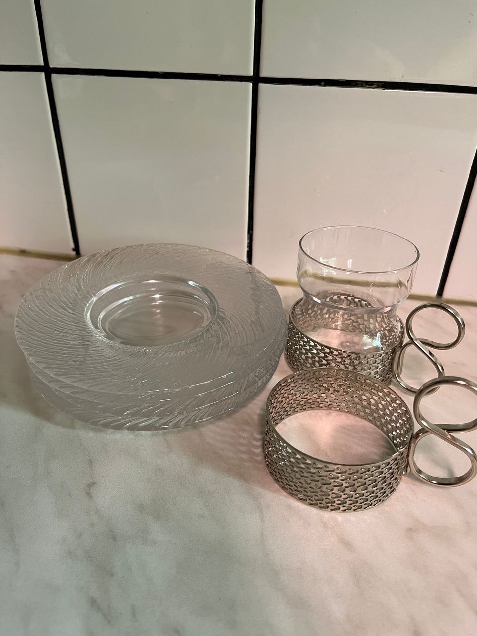 Iittala Tsaikka lasi + 4 aluslautasta + ylimääräinen pidike