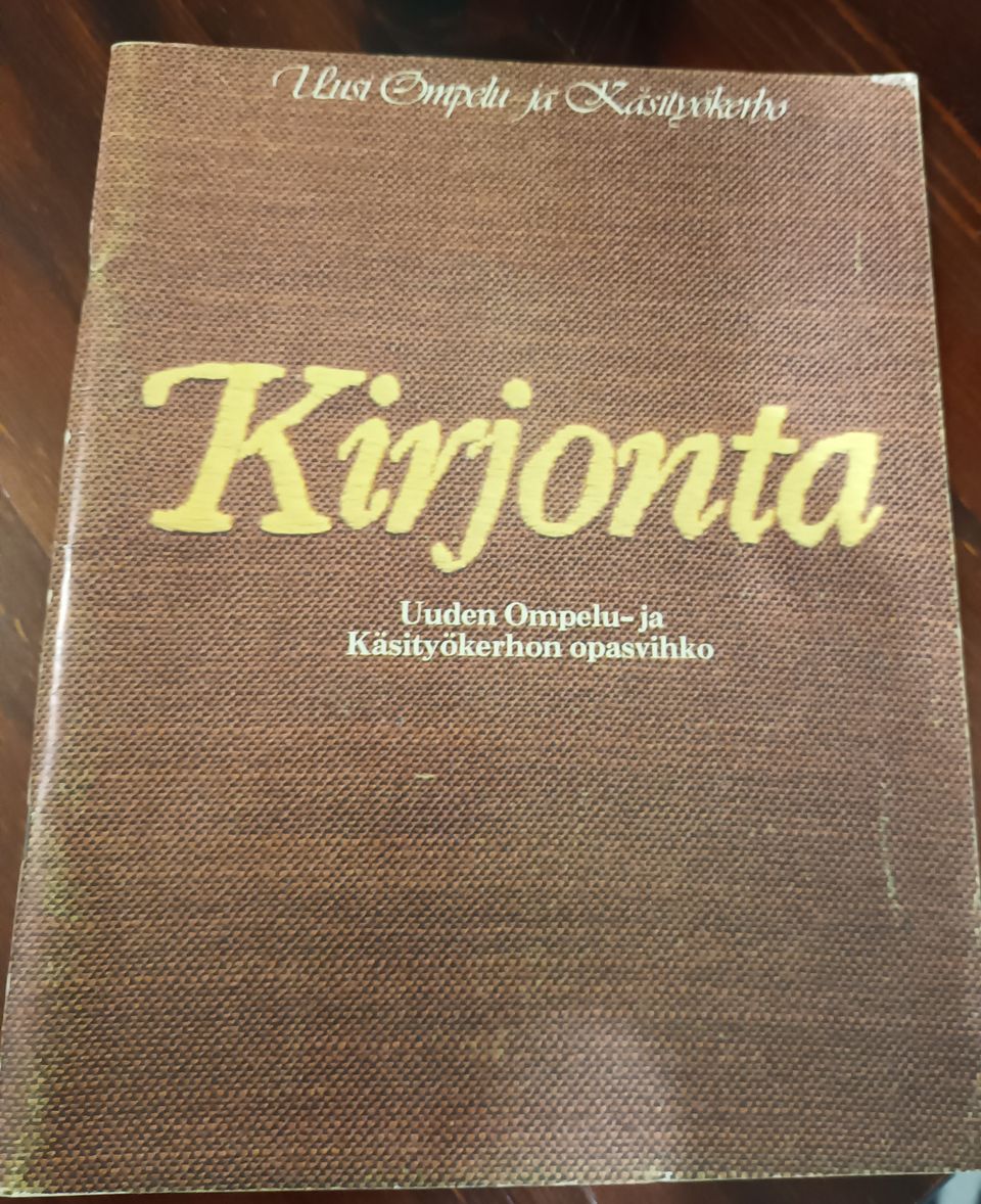 Uusi Ompelu- ja käsityökerho Kirjontaopas