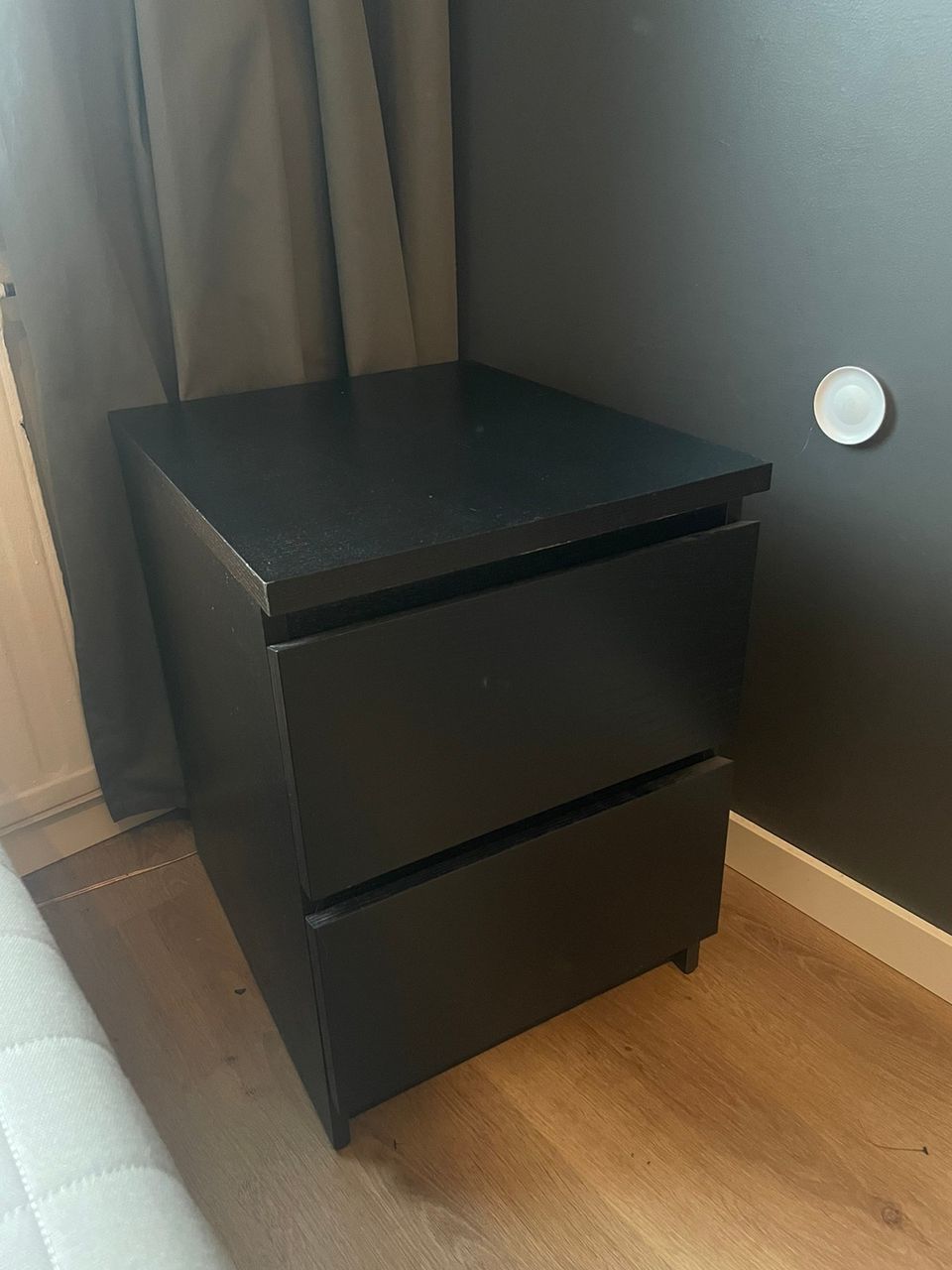 IKEA Malm - yöpöytä