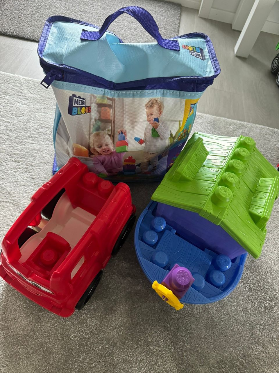 MegaBloks legopalikat, punainen paloauto ja vene