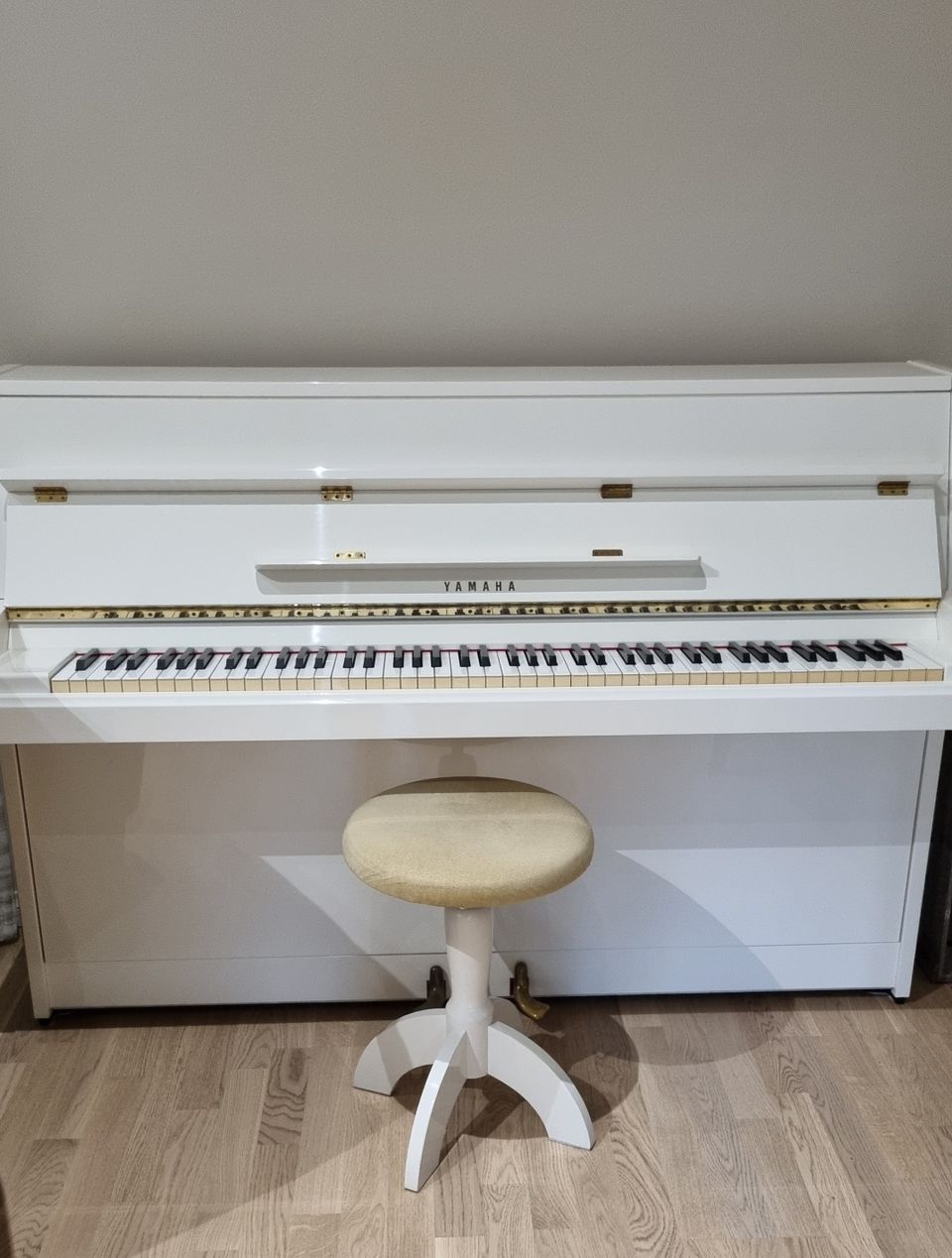 Yamaha M5J valkoinen piano