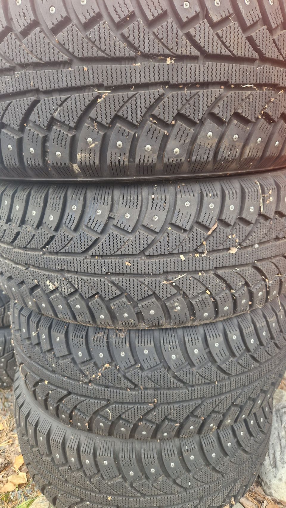 Nastarenkaat 215/50R17