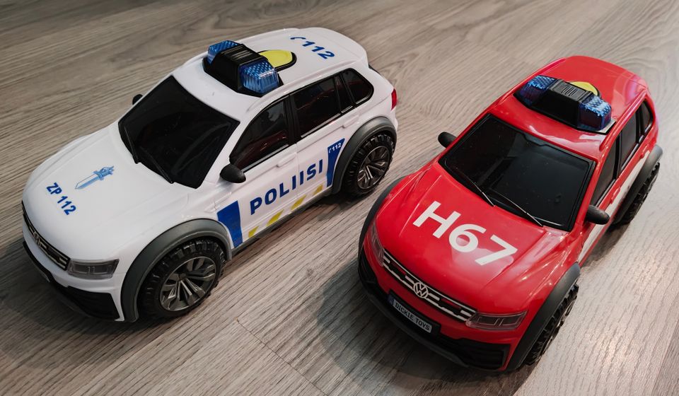 Poliisiauto ja palomestarin auto