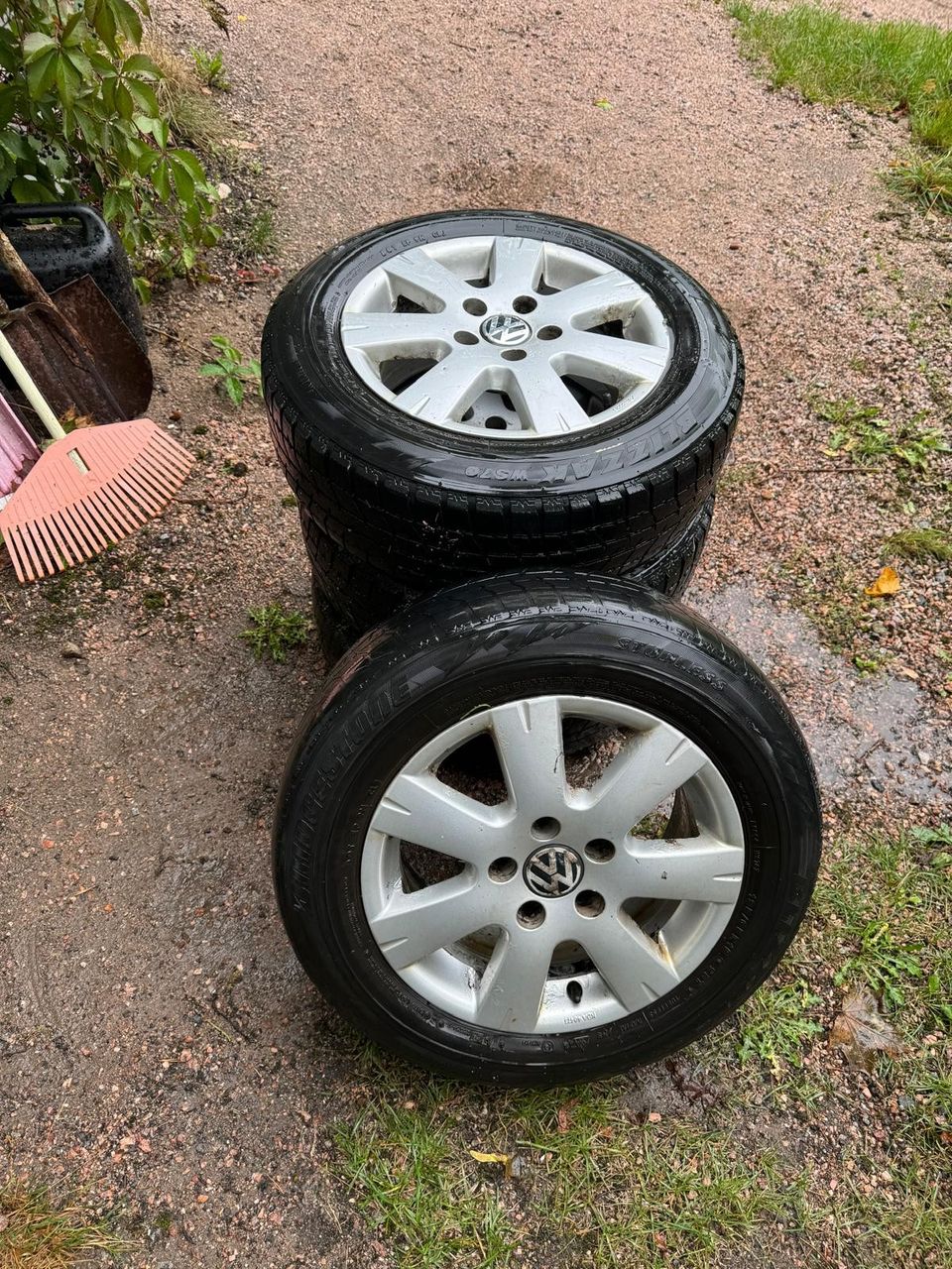 VW alumiinivanteet+ renkaat 15"