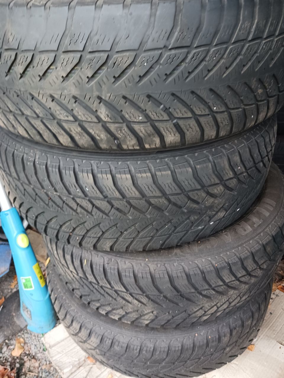 Goodyear ultragrip 235/60 R18 4kpl